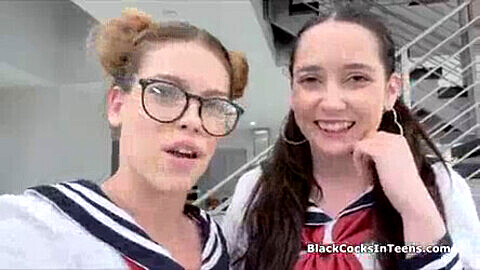 Deux meilleures amies adolescentes en uniforme osent essayer la BBC pour la première fois