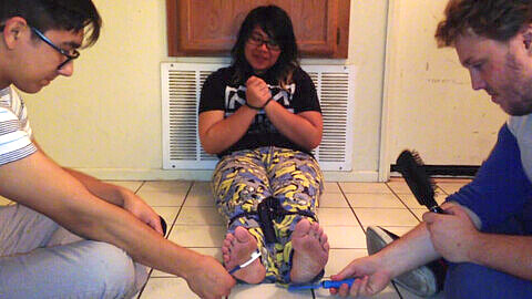 18-jährige Latina wird von ihren Freunden in einem Kink-Spiel an den Füßen gekitzelt