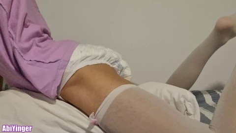 Sissy con una falda de volantes masturbándose y frotándose en un cojín