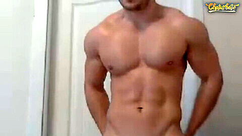Muskulöser Mann zeigt seine Muskeln vor der Webcam, um dich wild zu machen!