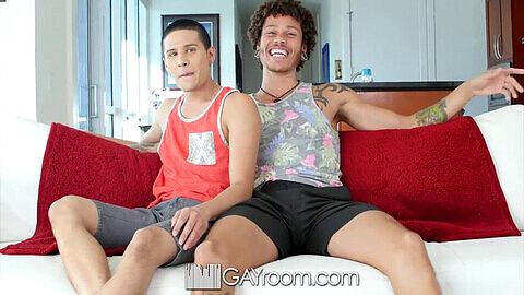 Tino Cortez donne une bonne fessée à Jay dans l'action anale torride de GayRoom