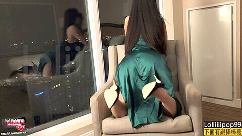 La demoiselle d'honneur à gros cul Loliiiiipop99 se fait très durement baiser à Falls View Hotel, devant la fenêtre