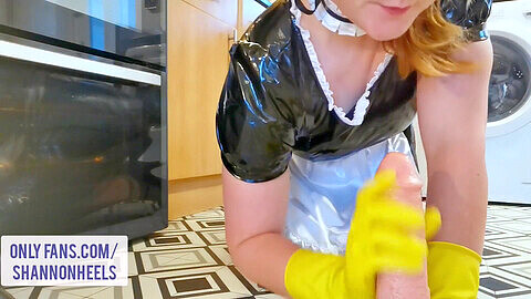 Una criada traviesa de látex se entrega a la limpieza de pollas y recibe una eyaculación frente a su amo.