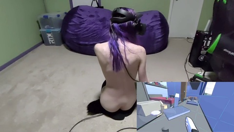 Toelettatura della figa, realtà virtuale e azione con spina anale