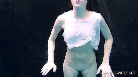 Andrejka nada desnuda en la piscina