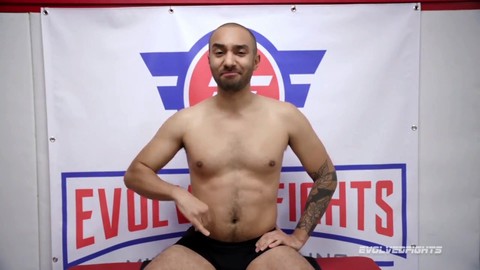 ¡Avery Black lucha desnuda contra Oliver Davis en una batalla mixta, el perdedor se folla!