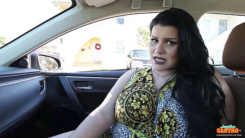 Rundliche brasilianisch-kubanische Pornodarstellerin Angelina Castro gibt im Auto einen Blowjob in POV-Perspektive