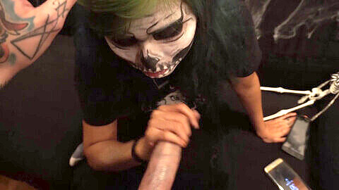 Fellation d'Halloween avec un squelette pour une jeune fille brésilienne aux cheveux colorés!