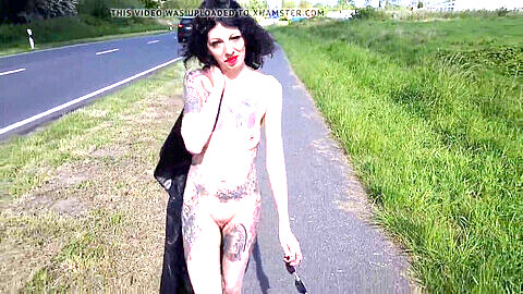 Lucy Ravenblood cammina nuda per una strada pubblica