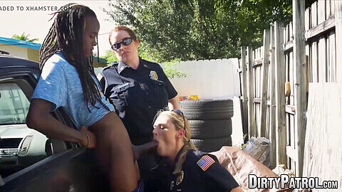 Vollbusige Polizistin Maggie Green reitet einen großen schwarzen Schwanz nachdem sie sich an einem Muschibuffet bedient hat