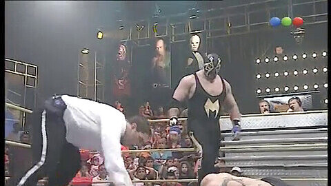 ¡El músculoso jobber Ricky Dragone es golpeado por el Heel en una ardiente lucha de wrestling gay!