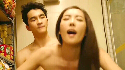 La sensual película coreana "New Folder 2" ofrece una serie de escenas calientes de orgía sexual.