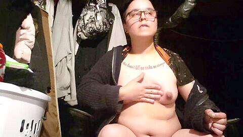 Ein ungezogener Trans-Mann wird high, während er sich selbst befriedigt und seine Brüste und pochende Muschi schlägt