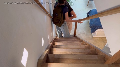 Ich beobachte meine Stieftochter und ihre Freundin, wie sie auf der Treppe Spaß haben.