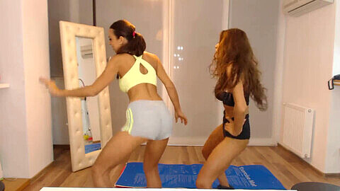 V und ihre Freundin zeigen ihre Twerking-Künste in HD-Qualität auf der Kamera