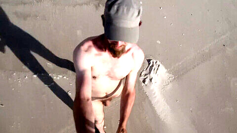 Divertimento sexy in spiaggia: Denis Matern si fa segare e ricoprire di sborra