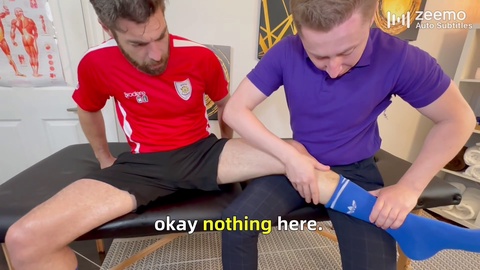 Ein Fußballspieler kommt zur Massage und wird vom Masseur durchgebohrt