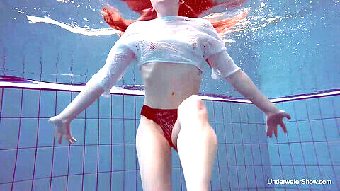 Jeune beauté Alice Bulbul nage sous l'eau avec grâce