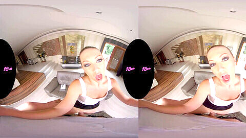 Video de porno VR: Adira Allure, la joven y flexible chica, te hace una mamada para darte un descuento en el inmueble en 18VR