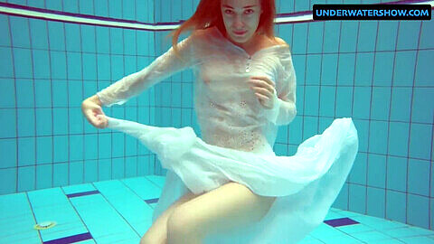 Underwatershow, public, swimming