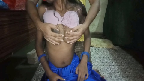 Meine leckere Bhabi, die zeigt, dass sie Brüste hat und mit mir spielt
