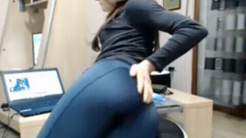 Bionda sexy provoca con il suo sedere succoso in pantaloni yoga sulla webcam