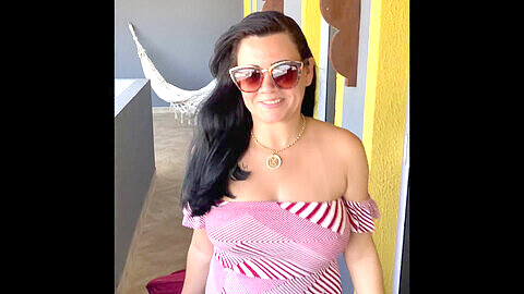 ¡Una MILF brasileña disfruta de una seductora provocación antes de un caliente polvo en la serie Vacaciones Adultas 2021!