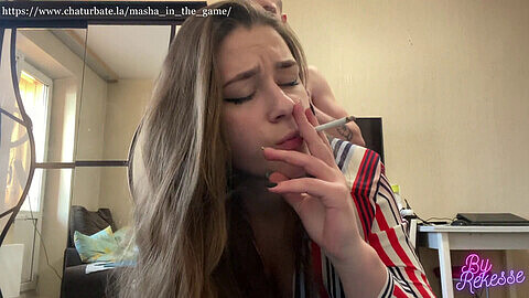 Una traviesa chica rusa disfruta grabando su apasionado encuentro detrás de escena mientras fuma cigarrillos