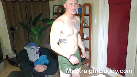 El marine desnudo Mike muestra su increíble trasero heterosexual en una cámara espía