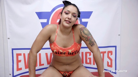 Erotische Mixed-Wrestling-Session, bei der Daisy Ducati Shawn Fox im Nackt-Kampf beherrscht und dabei seinen Schwanz lutscht