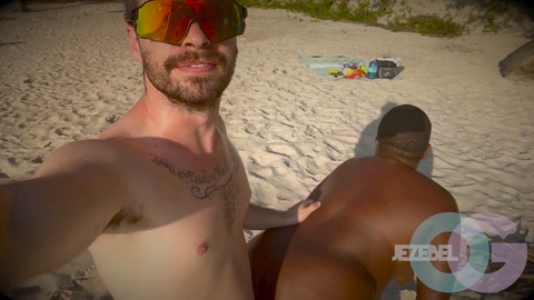 En manque d'été ! Sexe interracial en levrette et fellation sur une plage nudiste publique