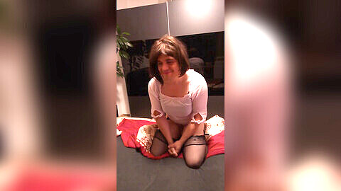 ChrissyCross, una CD principiante, gode una sessione in solitaria con il suo giocattolo preferito :-)