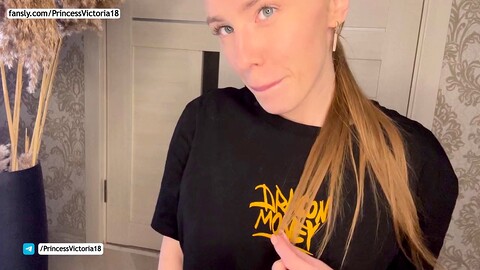 Primer plano de una vagina que aprieta un pene falso rosa