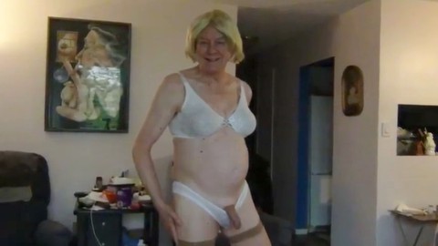 Super cochonne Gigi se régale de ses plaisirs de travesti préférés pendant cette période du mois