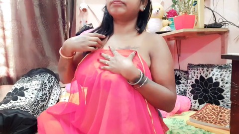 Verführerische Darbietung einer indischen Hausfrau in ihren Zwanzigern
