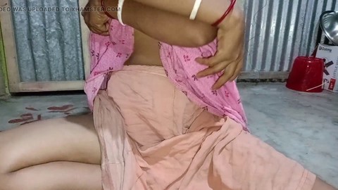 Junge indische Schönheit und reife Bhabhi in heißer desi Aktion