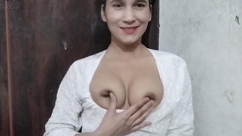 La fille du collège Babykajoldesi a une séance de douche torride avec son demi-frère.