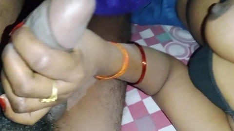 Kavita Bhabhi massaggia seduttivamente e succhia l'asta del suo cognato prima di un intenso incontro hardcore.