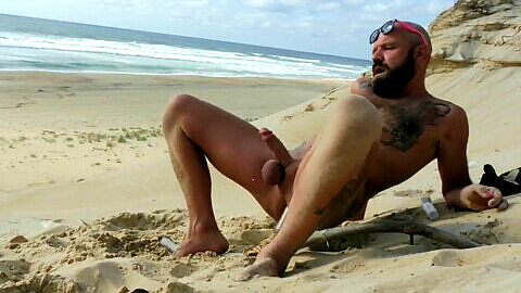 Hombres masturbandose en la playa, laba la plaja, bi plaża