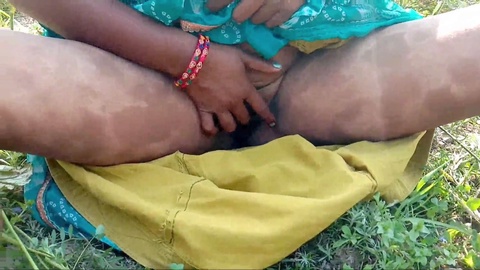 Radhika all'aperto - Intenso e doloroso sesso nella giungla con una sexy bhabhi indiana in hindi