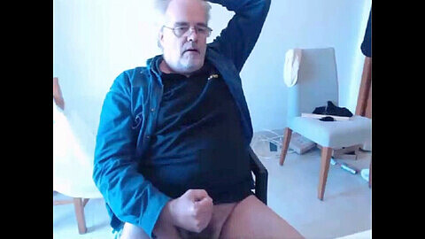 Papà peloso si masturba in webcam, venendosi addosso!