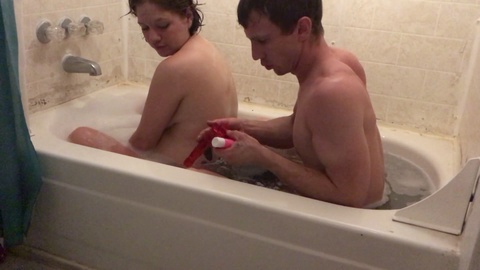 Una mamá embarazada cachonda es follada en la bañera por un joven semental