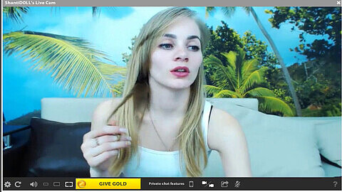 Hermosa camgirl rusa presumiendo de sus perfectos atributos en su transmisión en vivo.