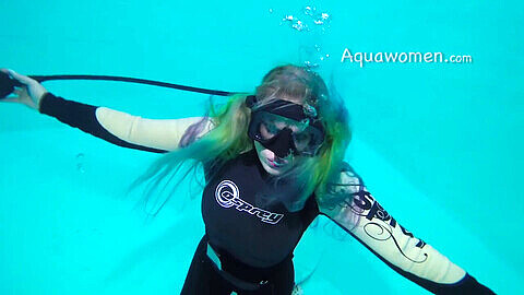Neoprenanzug, aqua sex underwater, girl scuba diving underwater