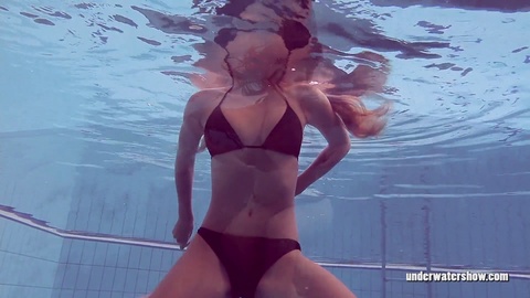 La giovane e prosperosa Lucy Gurchenko nuota nuda, mostrando la sua fica pelosa