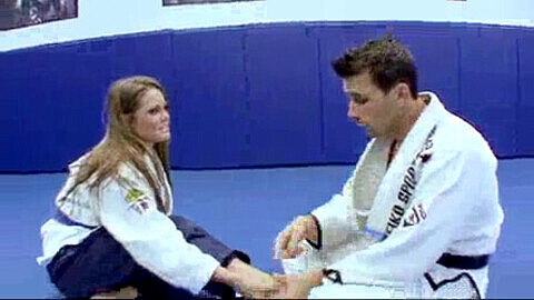 Studentessa di karate insaziabile scopa con il suo istruttore dopo una sessione di karate eccellente