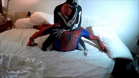 Spiderman es embestido por un esqueleto cachondo en su cama cremosa.