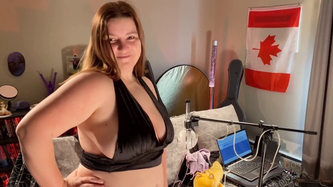 Strip-tease séduisant avec un mannequin grande taille aux seins généreux en culotte en dentelle - Fétichisme maternel