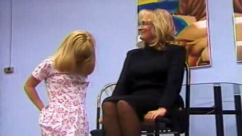 Katie besucht Meryl für eine Bestrafungs-Spanking-Session