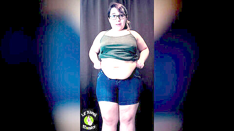 Lil Kiwwi Monster, une latina aux fesses gigantesques, essaye des shorts en jean de « senior » dans une vidéo drôle et érotique en POV !
